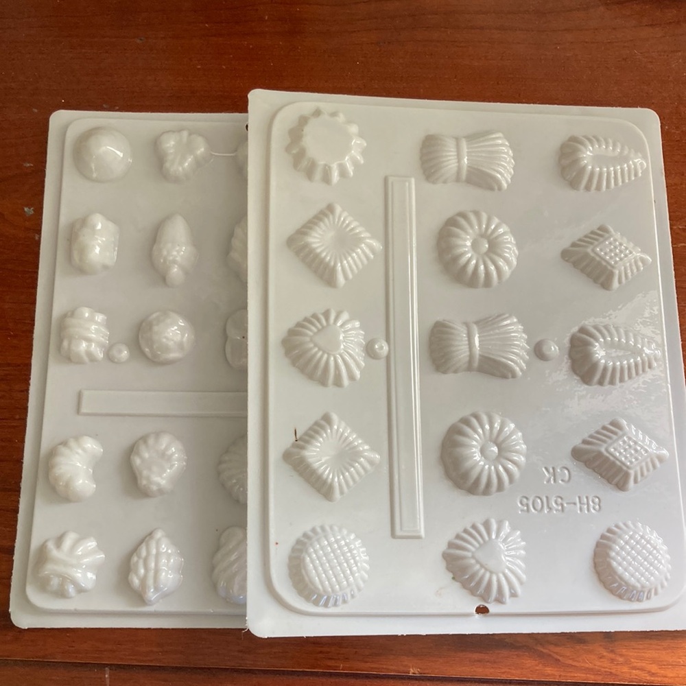 3/$12 set of 2 CK White Plastic Candy Molds